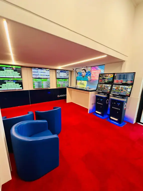 Area relax con poltrone e totem self-service